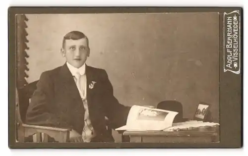 Fotografie Adolf Behrmann, Visselhövede, Junger Herr im Anzug mit Krawatte
