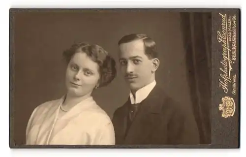 Fotografie Rudolph Conrad, Berlin, Königstr. 34-36, Junges Paar in eleganter Kleidung