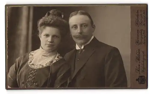 Fotografie Alex. Möhlen, Hannover, Georgsplatz, Junges Paar in hübscher Kleidung