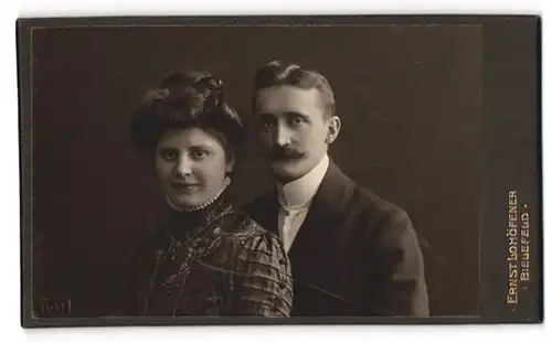 Fotografie Ernst Lohöfener, Bielefeld-Gadderbaum, Gütersloherstr. 18 a, Junges Paar in hübscher Kleidung