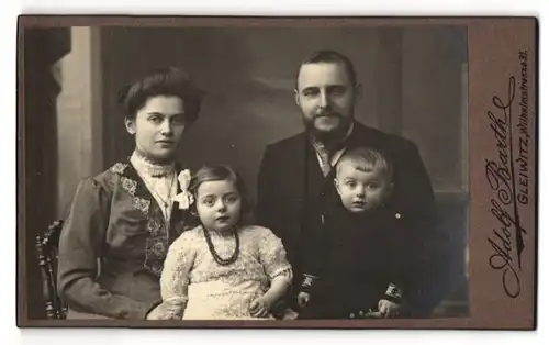 Fotografie Adolf Barth, Gleiwitz, Wilhelmstr. 31, Bürgerliches Paar mit zwei Kindern