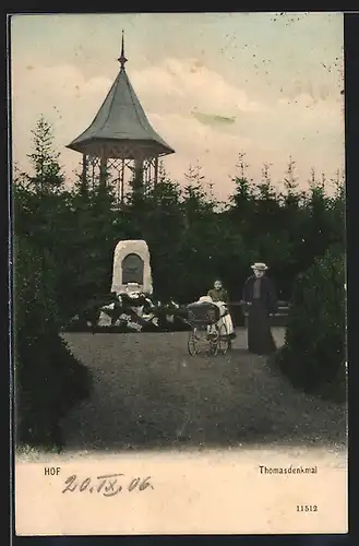 AK Hof, Thomasdenkmal, Mädchen mit Kinderwagen