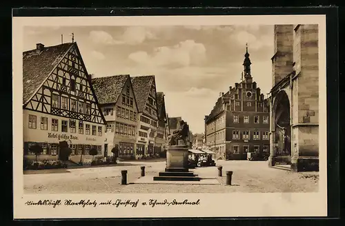 AK Dinkelsbühl, Marktplatz mit Hotel goldne Rose und Denkmal