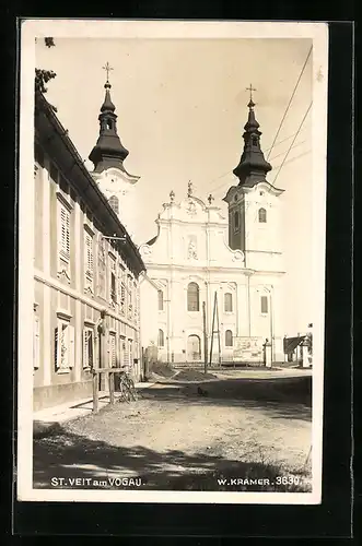 AK St. Veit am Vogau, Strassenpartie mit Kirche