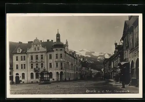 AK Bruck a. d. Mur, Strassenpartie mit Gasthaus und Bergblick