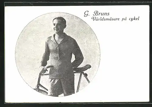 AK Radsportler G. Bruns vor seinem Rennrad