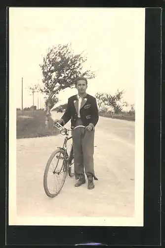 Foto-AK Bursche in Trachtenjacke mit seinem Fahrrad
