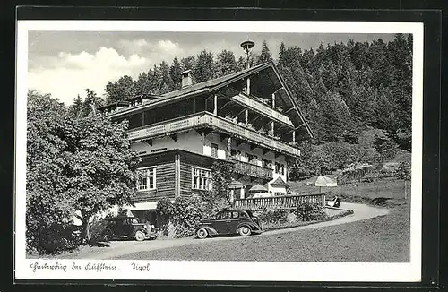 AK Hinterdux, Hotel mit parkenden Autos