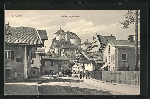 AK Kufstein, Kaiserbergstrasse mit Blick zum Schloss