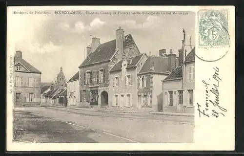 AK Boiscommun, Place du Champ de Foire et vieille Auberge du Grand Monarque