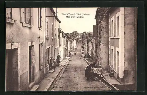 AK Bonny-sur-Loire, Rue du 14-Juillet, Strassenpartie