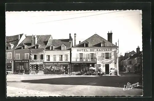 AK Lorris, Place du Martroi, Hôtel du Sauvage