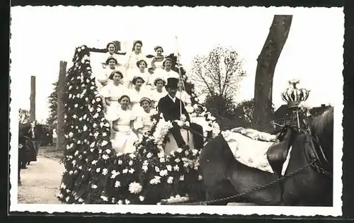 Foto-AK St-Maurice-sur-Aveyron, Festumzug 1937, Blumengeschmückter Umzugswagen mit jungen Frauen