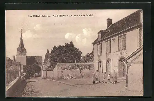 AK La Chapelle-sur-Aveyron, La Rue de la Mairie