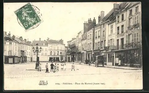 AK Pithiviers, Place du Martroi (Autre vue), Boutiques et Restaurant