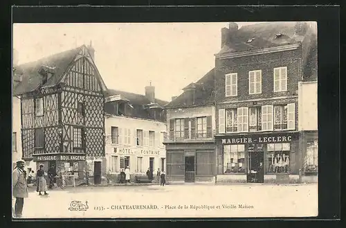 AK Chateaurenard, Place de la République et Vieille Maison, Hotel de la Fontaine