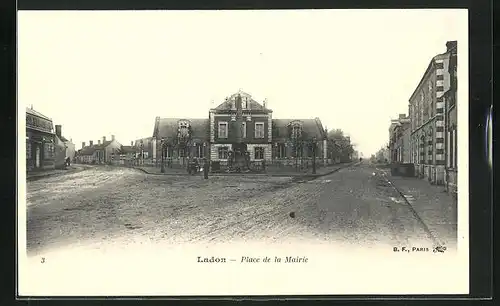 AK Ladon, Place de la Mairie