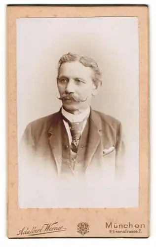 Fotografie Adalbert Werner, München, Portrait älterer Herr im Anzug mit Krawatte und Zwirbelbart