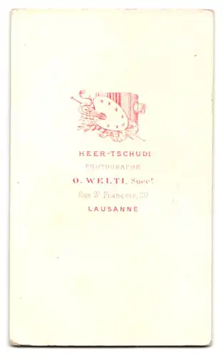 Fotografie Heer-Tschudi, Lausanne, Portrait junger Herr im Anzug mit Fliege und Schnurrbart