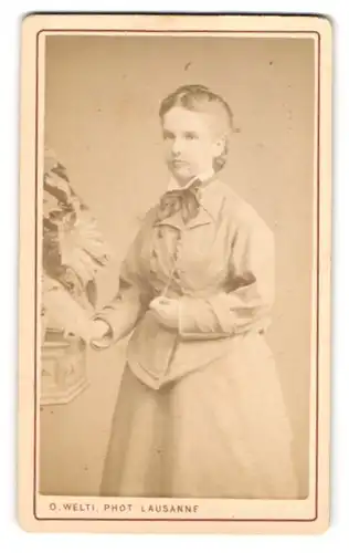 Fotografie O. Welti, Lausanne, Portrait junge Dame in zeitgenössischer Kleidung