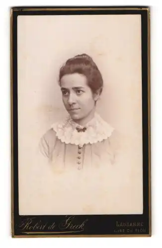 Fotografie Robert de Greck, Lausanne, Portrait junge Dame im hübschen Kleid mit Spitzenkragen