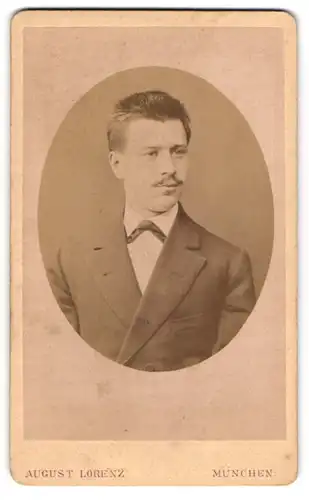 Fotografie August Lorenz, München, Portrait junger Herr im Anzug mit Fliege und Schnurrbart
