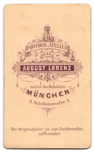 Fotografie August Lorenz, München, Portrait junger Herr im Anzug mit Fliege und Schnurrbart