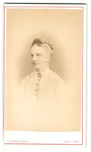 Fotografie O. Welti, Lausanne, Portrait junge Dame mit geflochtenem Haar