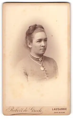 Fotografie Robert de Greck, Lausanne, Portrait junge Frau mit Haarknoten