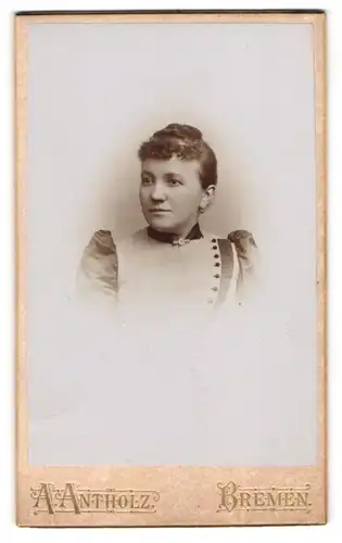 Fotografie A. Antholz, Bremen, Portrait bürgerliche Dame mit Hochsteckfrisur und Kragenbrosche