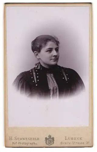 Fotografie H. Schwegerle, Lübeck, Portrait junge Dame im modischen Kleid mit Kragenbrosche
