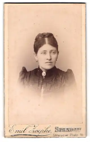 Fotografie Emil Zoepke, Spandau, Portrait junge Dame mit geflochtenem Haar