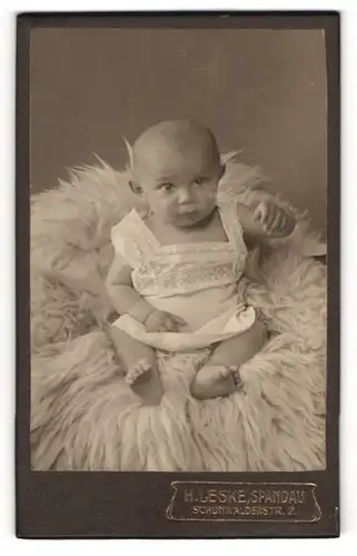 Fotografie H. Leske, Spandau, Portrait Säugling in Leibchen