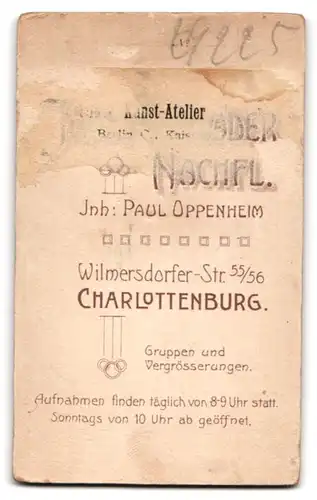 Fotografie Jacob Gebrüder Nachfl., Charlottenburg, Säugling in Kleidchen