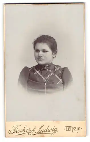 Fotografie Fischer & Ludwig, Leipzig, Portrait Fräulein mit zusammengebundenem Haar