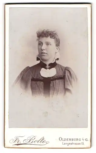 Fotografie Fr. Bolte, Oldenburg i/G, Portrait Fräulein mit zusammengebundenem Haar