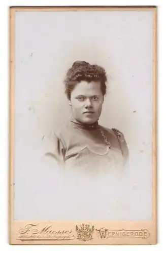 Fotografie F. Maesser, Wernigerode, Portrait junge Frau mit zusammengebundenem Haar