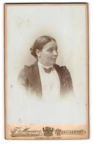 Fotografie F. Maesser, Wernigerode, Portrait ältere Dame mit Haarknoten