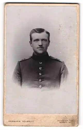 Fotografie Hermann Hülswitt, Münster i/W, Portrait Soldat in Uniform