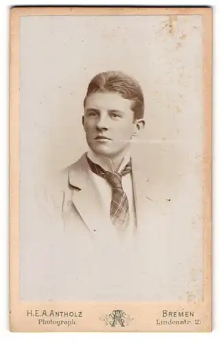 Fotografie H. E. A. Antholz, Bremen, Portrait junger Herr in Anzug mit Hemd mit Stehkragen und Krawatte