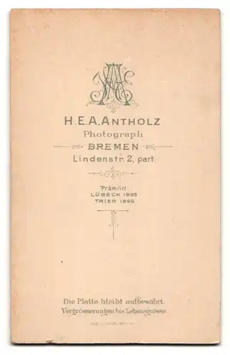 Fotografie H. E. A. Antholz, Bremen, Portrait junger Herr in Anzug mit Hemd mit Stehkragen und Krawatte