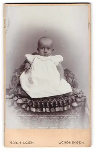 Fotografie H. Schilgen, Schöningen, Portrait Säugling in Kleid