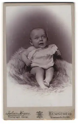 Fotografie Julius Heyne, Remscheid, Portrait Säugling in Leibchen