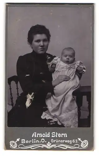 Fotografie Arnold Stern, Berlin, Dame in schwarzem Kleid mit Kind in weissem Kleidchen