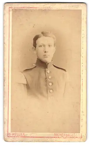 Fotografie G. Müller, Brandenburg a.H., Junger Soldat in Uniform trägt Seitenscheitel