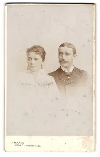 Fotografie J. Maas, Lübeck, Herr mit Schnauzbart und Frau mit lockigen Haaren