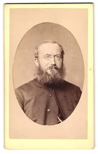 Fotografie E. W. Matthias, Seifhennersdorf, Portrait stattlicher Herr mit Brille und Vollbart