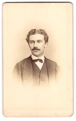 Fotografie W. Höffert, Dresden, Portrait junger Herr im Anzug mit Fliege und Schnurrbart