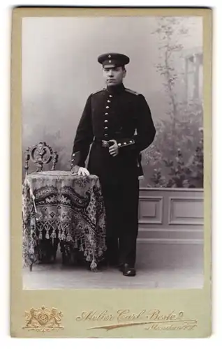 Fotografie Carl Beste, Minden i / W., Portrait Soldat in Uniform mit Schirmmütze und Handschuhen