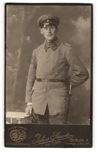 Fotografie Julius Staudt, Berlin, Portrait Soldat in Uniform mit Schirmmütze